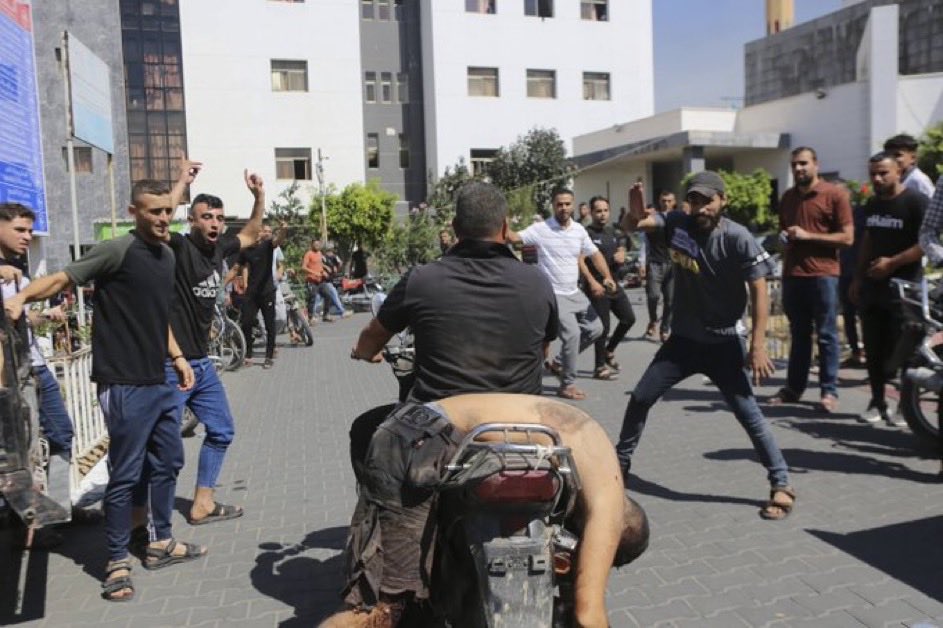 mus_nico's tweet photo. Volgens #Fenna is evt mislukken vd deal, waarbij Israël 10x zoveel levende moordenaars vrij laat als dat Hamas Schrödinger gijzelaars* vrijgeeft, sws Israëls schuld.

*Schrödingers gijzelaars = pas bij vrijgifte weet je of ze dood of levend zijn

Vreugde Gazanen bij gijzelneming: https://t.co/DJokU3xbAR