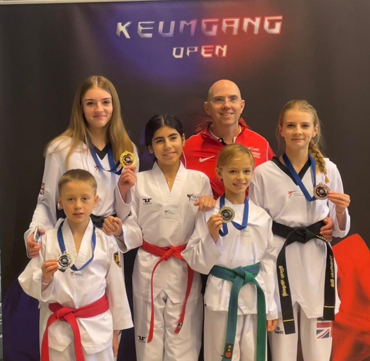 Keumgang Open 🇧🇪
Lily 53kg Seniors Gold
Chloe 27kg Child Silver
Zachary 27kg Child Silver
Poppy 42kg Junior Bronze