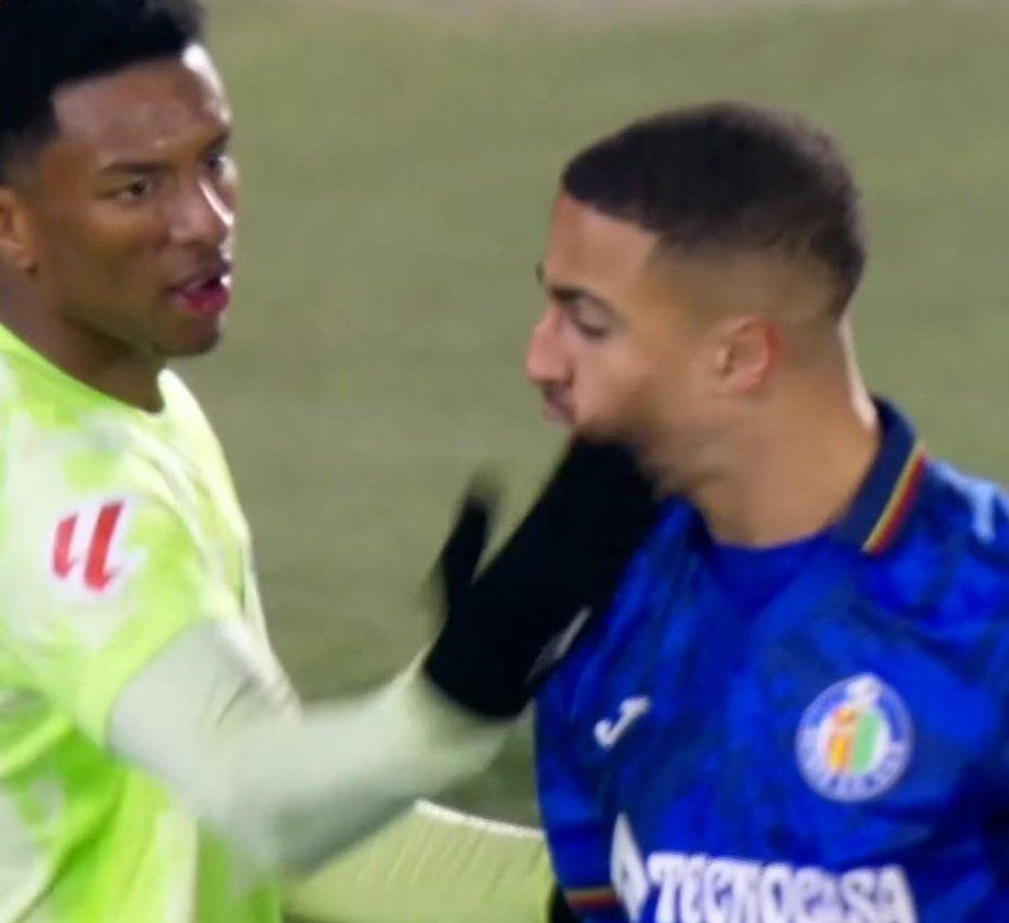 elchiringuitotv's tweet image. 😳 Es la POLÉMICA del PARTIDO. 

⁉️ La BOFETADA de BALDE a Bekhoucha... ¿Debió haber sido expulsado?