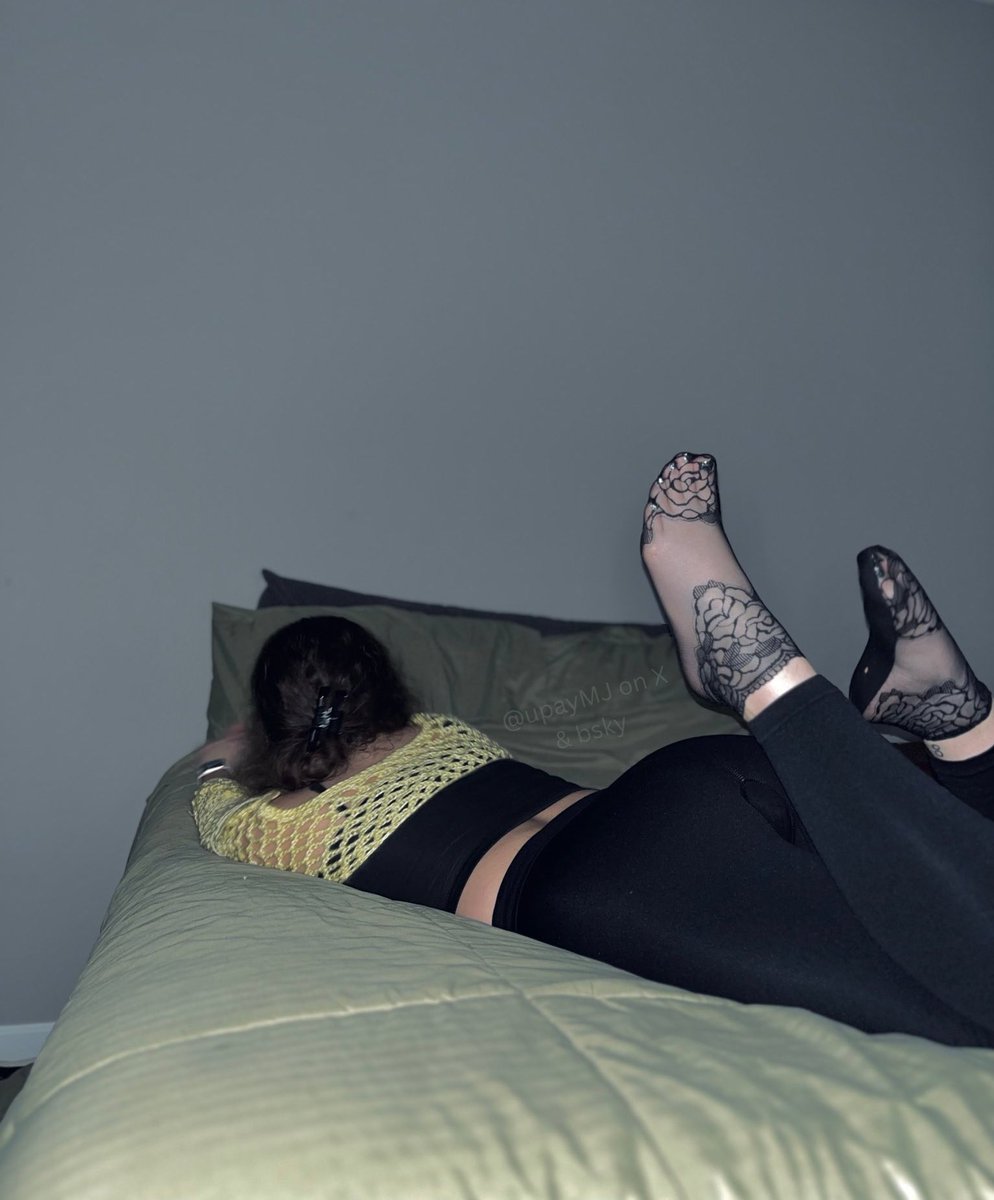 upayMJ's tweet photo. don’t talk. just lay cash at my feet https://t.co/i3C7XTs5Ww