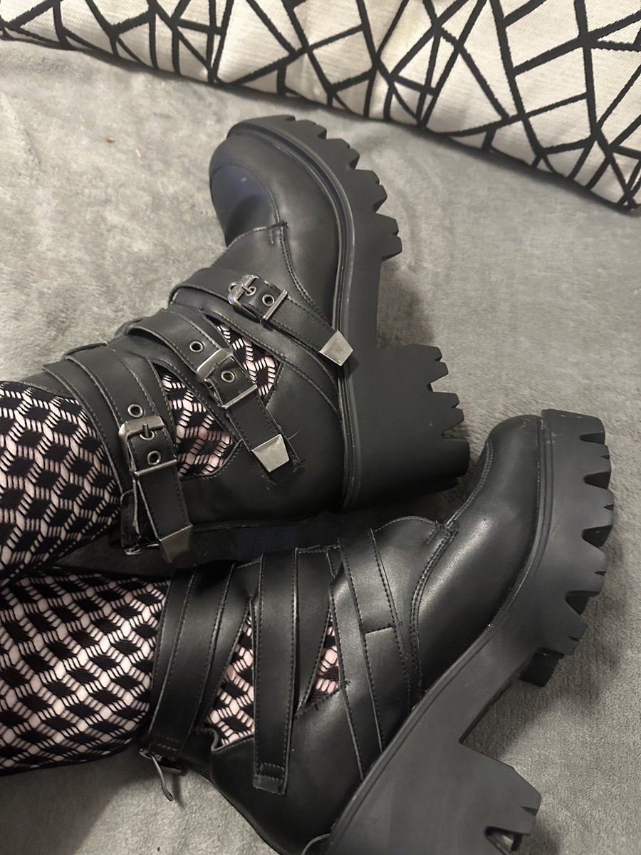 girlwithsocks96's tweet photo. #füße #fuß #fußfetisch #socken #sockenfetisch #strümpfe #netzstrümpfe #fetisch #schuhfetisch https://t.co/03V6lkBezM