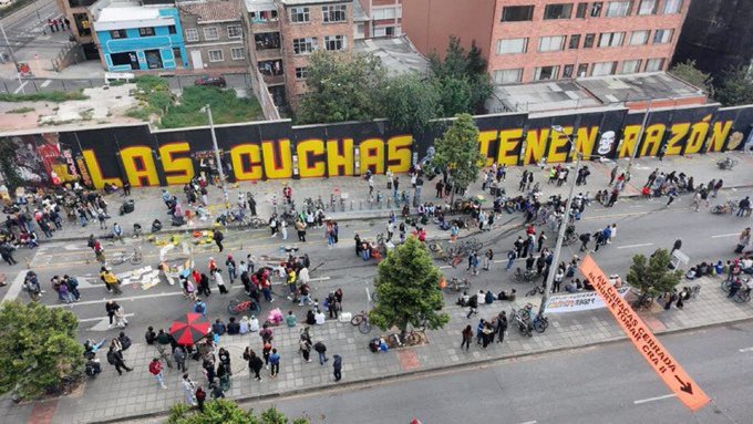 yezidgarciaa's tweet photo. Claro que las cuchas tienen razón.

El expresidente Álvaro Uribe y alias Fico por el afán de encubrir y justificar los crímenes de la Escombrera y la comuna XIII de Medellín a raíz de la Operación Orión, le han prestado un gran servicio al país volviendo a poner sobre el tapete y ante la opinión pública sucesos de hace veinte años que son vergüenza ante el el mundo civilizado y los demócratas del orbe.

Día a día se multiplican en las ciudades grafitis gigantescos que pintan los artistas populares con el respaldo de la población en las avenidas principales. 

Invito a los artistas populares de Bogotá, a la juventud, a los habitantes de las barriadas que no olvidan los asesinatos y torturas en los paros nacionales de 2020 y 2021, a pintar la consigna en las paredes de los barrios y en las salidas del Distrito Capital. Felicitaciones a quienes hicieron posible  el mural de la calle 45 en la capital.

@CelsoTeteC @vovallediaz @lucerokmartinez @usofrenteobrero @RenovacionMag @MafeCarrascal @DanielRMed @GustavoBolivar @petrogustavo @PalmaEdwin @fabioariascut @AlexLopezMaya @BecerraGabo