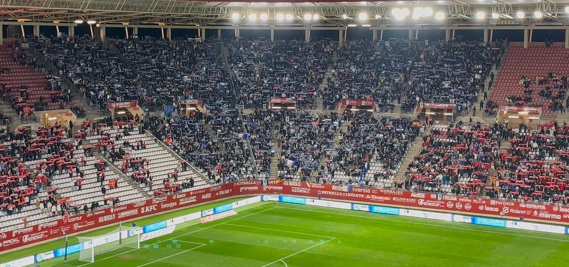 El mayor patrimonio que puede tener un club es su afición. 

Son muchos años en el barro.

Es para sentirse muy orgulloso de esta imagen porque en juego solo hay 3 puntos en la 3ª división de nuestro fútbol. 

Honor para la afición del <a href="/cfhercules/">Hércules CF 💙🤍💯</a> 

📸 <a href="/davidolcina_/">David Olcina</a>