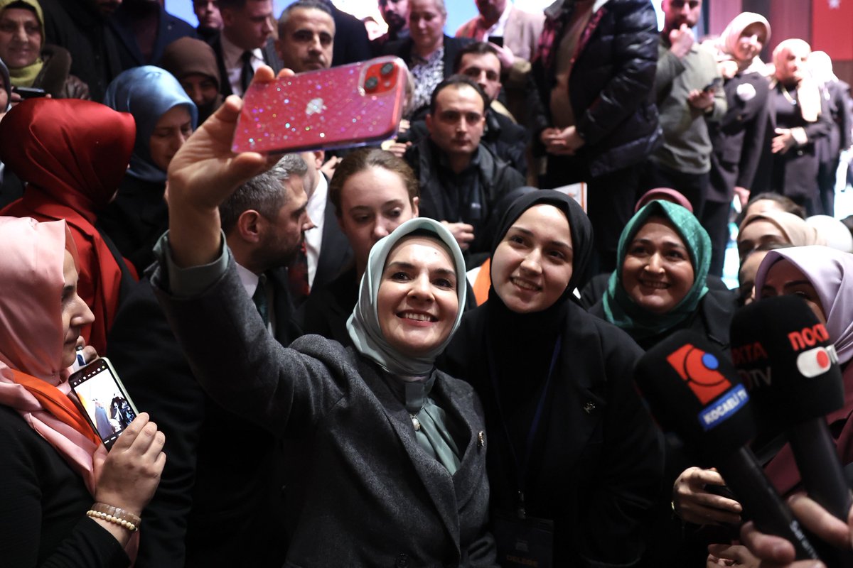 Kadınlar güçlü Türkiye’nin inşasında ve hayallerimizi hakikat yapma yolculuğumuzda her zaman en ön safta yer aldı. Kocaeli teşkilatımızın da en büyük emektarları her zaman kadınlar oldu. 

Bugün çalınmadık kapı, kazanılmadık gönül bırakmayan Kocaeli Kadın Kollarımızın 7. Olağan