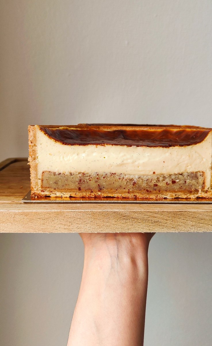 S_Flrs's tweet photo. Flan Pâtissier vanille et insert frangipane (ou flangipane) ! 👩🏻‍🍳🍮

Mon 1er test du flan frangipane du chef Quinonero, chez Nèulo ! 
J'ai utilisé de la poudre d'amandes complètes pour la frangipane et c'était trop bon ! https://t.co/BEGdz2eOl5
