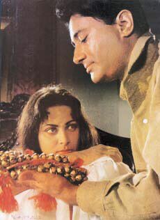 “दर्द से तेरे कोई ना तड़पा,
आँख किसी की ना रोई
..वहां कौन है तेरा मुसाफिर जाएगा कहाँ"