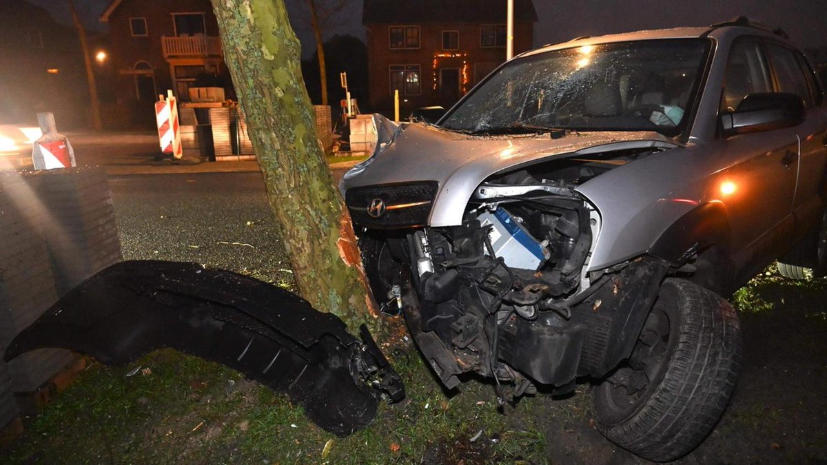 Automobilist raakt gewond na botsing met boom in Hazerswoude