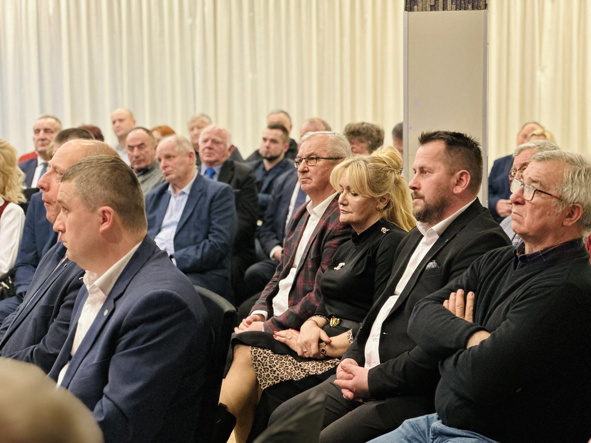 JarubasAdam's tweet photo. #Miechów Dla mnie jest to wielka przyjemność, że mogę po raz kolejny tutaj z Wami być! Spotkania Noworoczne w rzeczywiście są doskonałą okazją do podsumowania minionego roku, wyciągnięcia wniosków oraz planowania przyszłości.Z ludowym pozdrowieniem🍀#NowePSL https://t.co/puzezggC8K