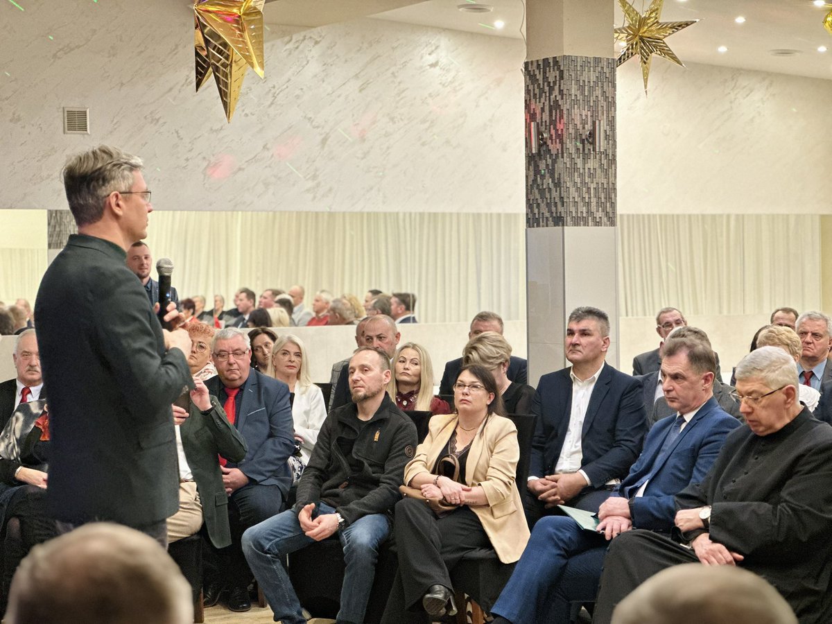 JarubasAdam's tweet photo. #Miechów Dla mnie jest to wielka przyjemność, że mogę po raz kolejny tutaj z Wami być! Spotkania Noworoczne w rzeczywiście są doskonałą okazją do podsumowania minionego roku, wyciągnięcia wniosków oraz planowania przyszłości.Z ludowym pozdrowieniem🍀#NowePSL https://t.co/puzezggC8K