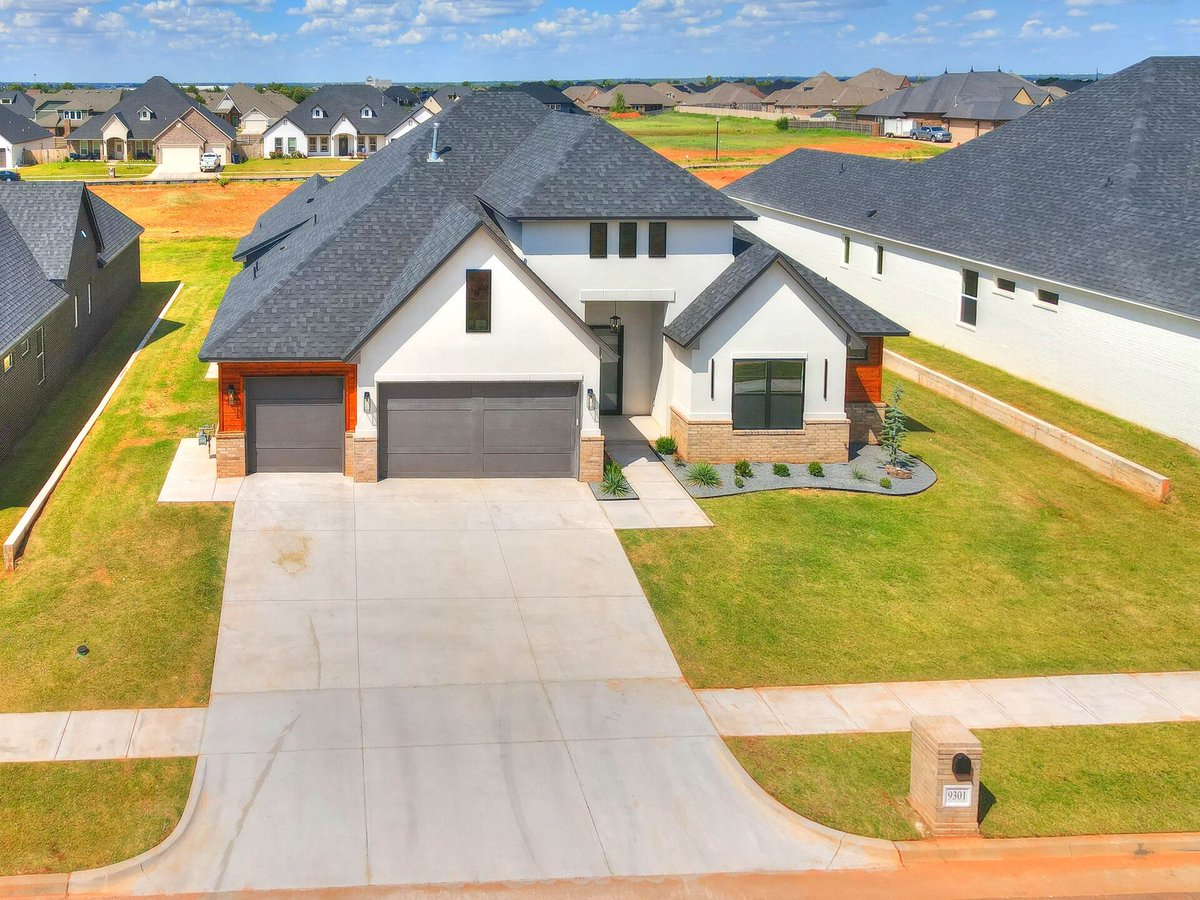 WyattPoindexter's tweet image. 9301 SW 35th Street makes life easy with a mudroom, POP UP office, and pet wash station. 🐾✨ Practical luxury at its finest!
Listed by Lindsay Greene - The Agency Oklahoma
#9301SW35thStreet #FunctionalLuxury #EverydayConvenience #TheAgencyOklahoma