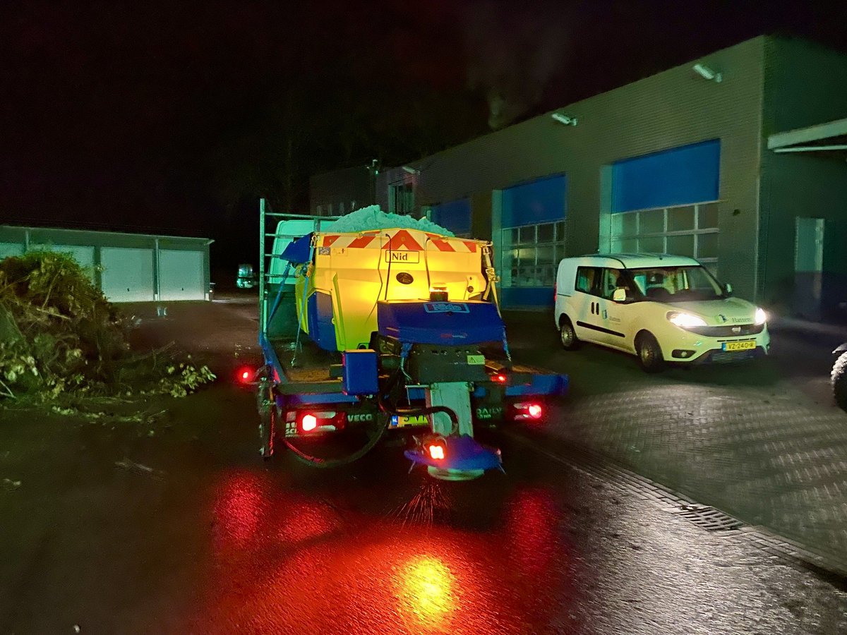 Wij zijn op dit moment (preventief) aan het #strooien. Houd rekening met kans op gladde wegen en rij voorzichtig. Wil je weten waar wij strooien? Je vindt onze strooiroutes op hattem.nl/gladheid#stroo… #gladheid #Hattem