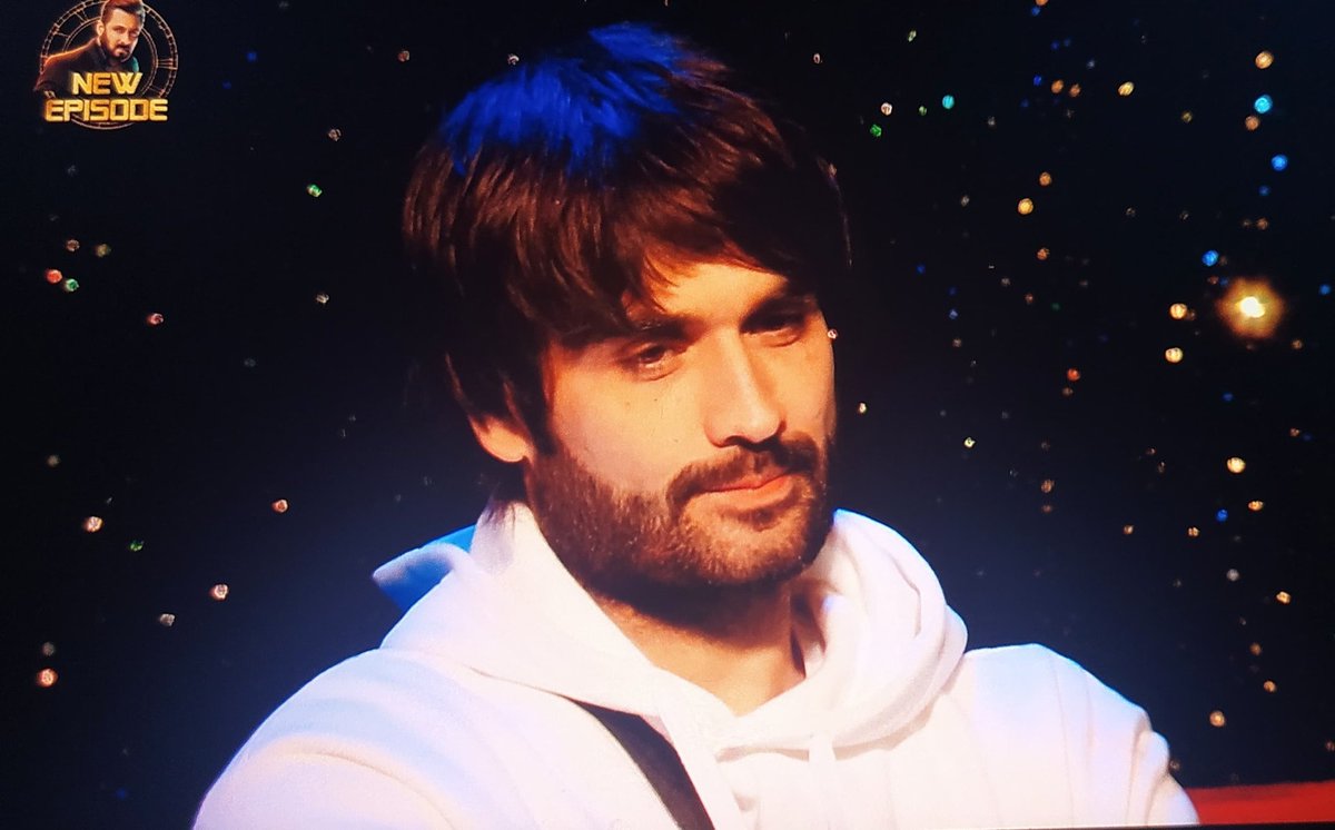 Anubhav_Memerz's tweet photo. Vivian in his roast to Karan said him "Jealous, obsessed &amp; Gandgi (dirty man)"... He took it sportingly

But #KaranveerMehra just used a funny situation where his daughter didn't recognise him &amp; he is crying to get sympathy vote... Loser mindset !!
#BiggBoss18 #BB18 #ChumVeer https://t.co/iSnJ89p1sP