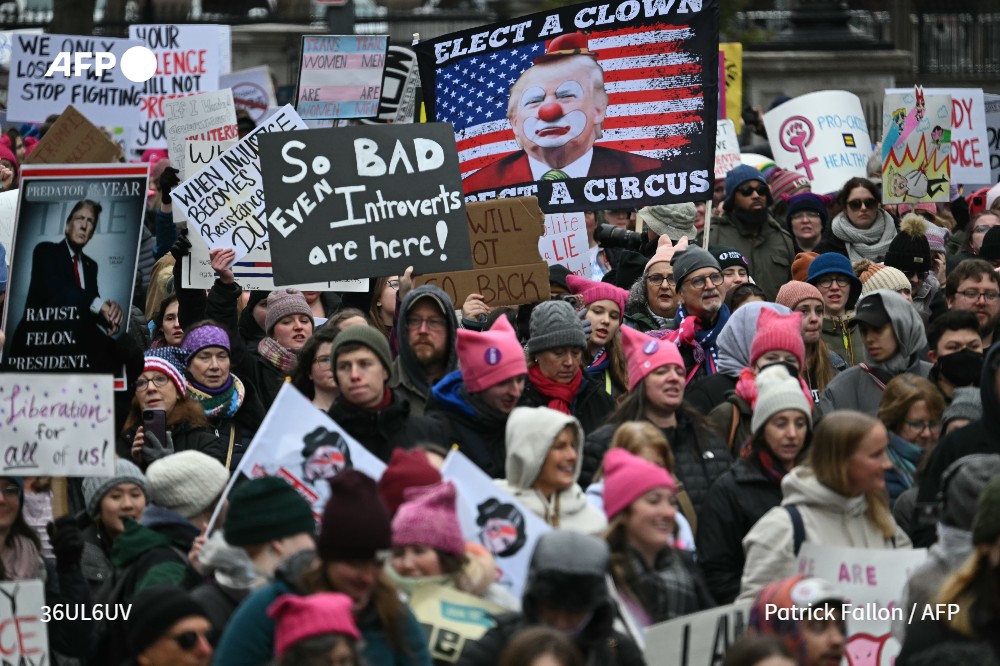 🇺🇸 Thousands of demonstrators march through the streets of Washington in protest at the policies of Donald Trump and his Republican Party, two days before the billionaire reclaims the Oval Office
u.afp.com/Sk3x