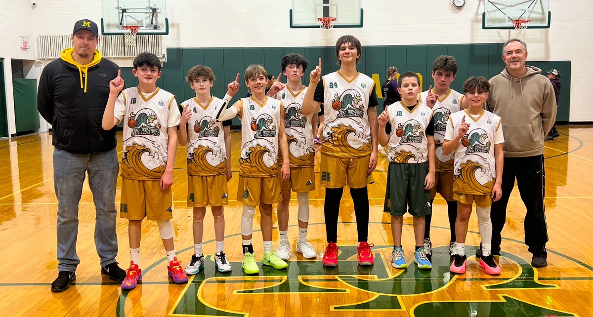 Congrats to the St. Edward Green Wave Feeder team for their fantastic performance during the Green and Gold Halftime Experience! Great job showcasing your talent and teamwork! #GreenWave #FutureStars