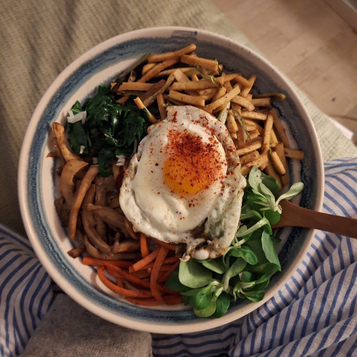 sanshinecaIs's tweet photo. omad - bibimbap with tofu, carrots, mushrooms and spinach https://t.co/vXF4QbKfNu