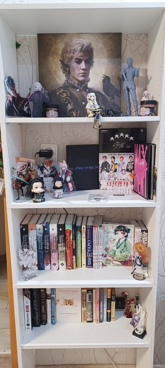 Наконец-то заказала себе новый стеллаж для книг 
Теперь хватает место и фигуркам и книгам