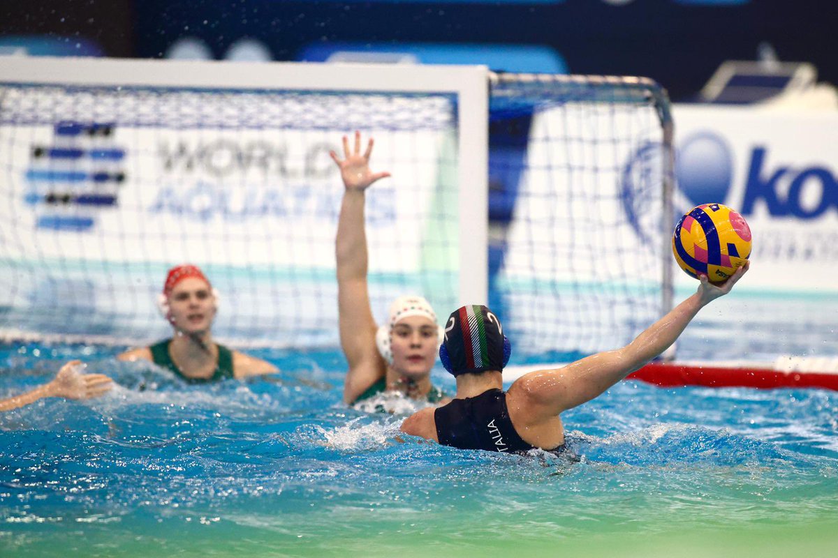 FINOfficial_'s tweet photo. ๐คฝโโ๏ธ L'Italia perde di misura, 13-12, contro l'Ungheria. Il passaggio alle SuperFinal della World Cup si decide domani nell'ultimo turno: azzurre in vasca alle 12 con Israele. Diretta su RaiPlay.
๐ https://t.co/oQJ1fhqGZp
๐ธ @WorldAquatics
#Azzurre #7rosa #Pallanuoto #Waterpolo https://t.co/rhtADNcQMZ