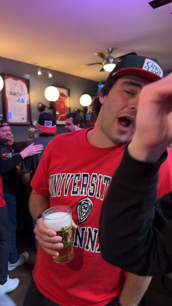 TylerOwen79's tweet photo. #BEARCATS https://t.co/afp6UDGEGt