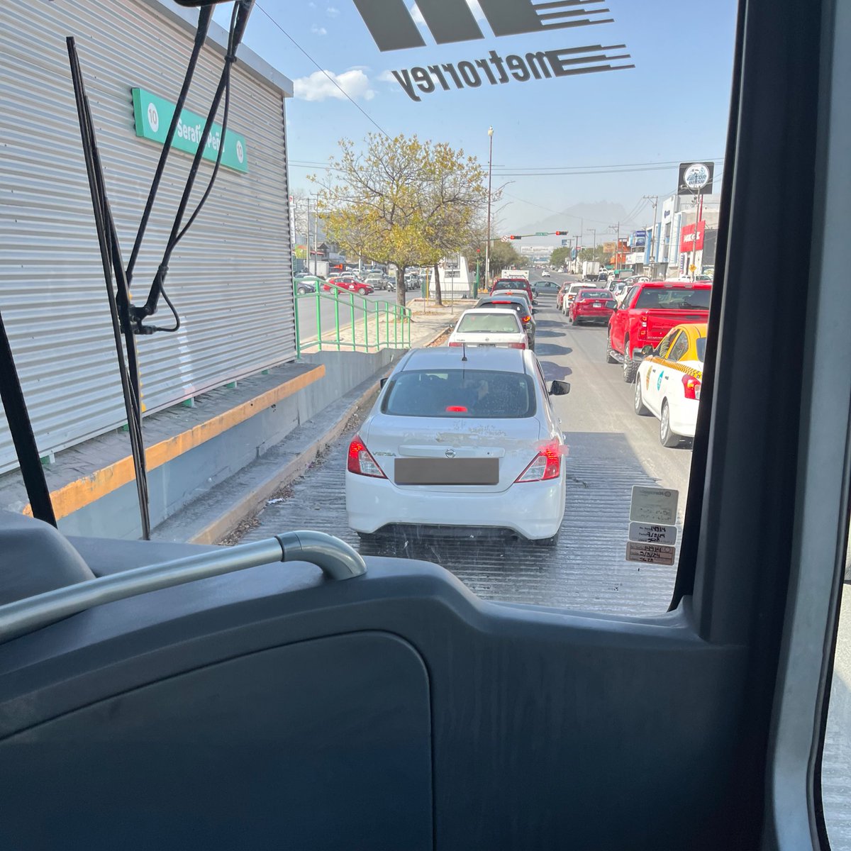 JFHdzP's tweet photo. Cuando van a entender lo que significa “Carril Exclusivo Transmetro”? Cuando va a poner orden el municipio de @municipiodegpe @nuevoleon https://t.co/SE6NJyewyZ