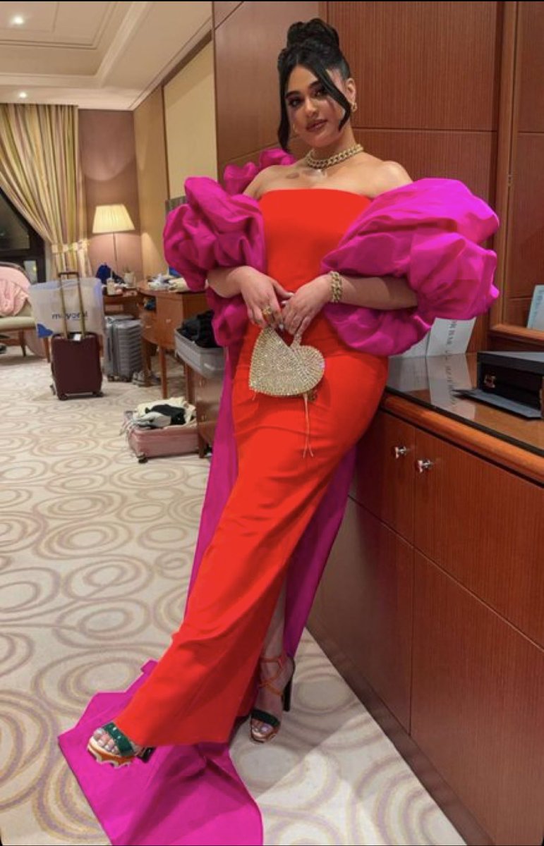 المفروض دانكن يعطون ليالي جائزة لأنها سوت دعايه لهم  ...

#joyawards