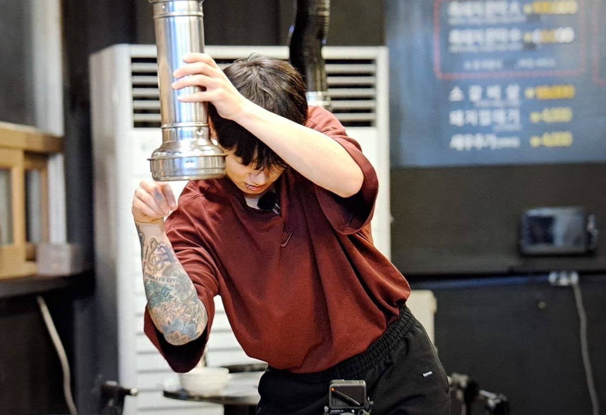 thvjkmon's tweet photo. he’s so bf coded https://t.co/UA2MilD8B2