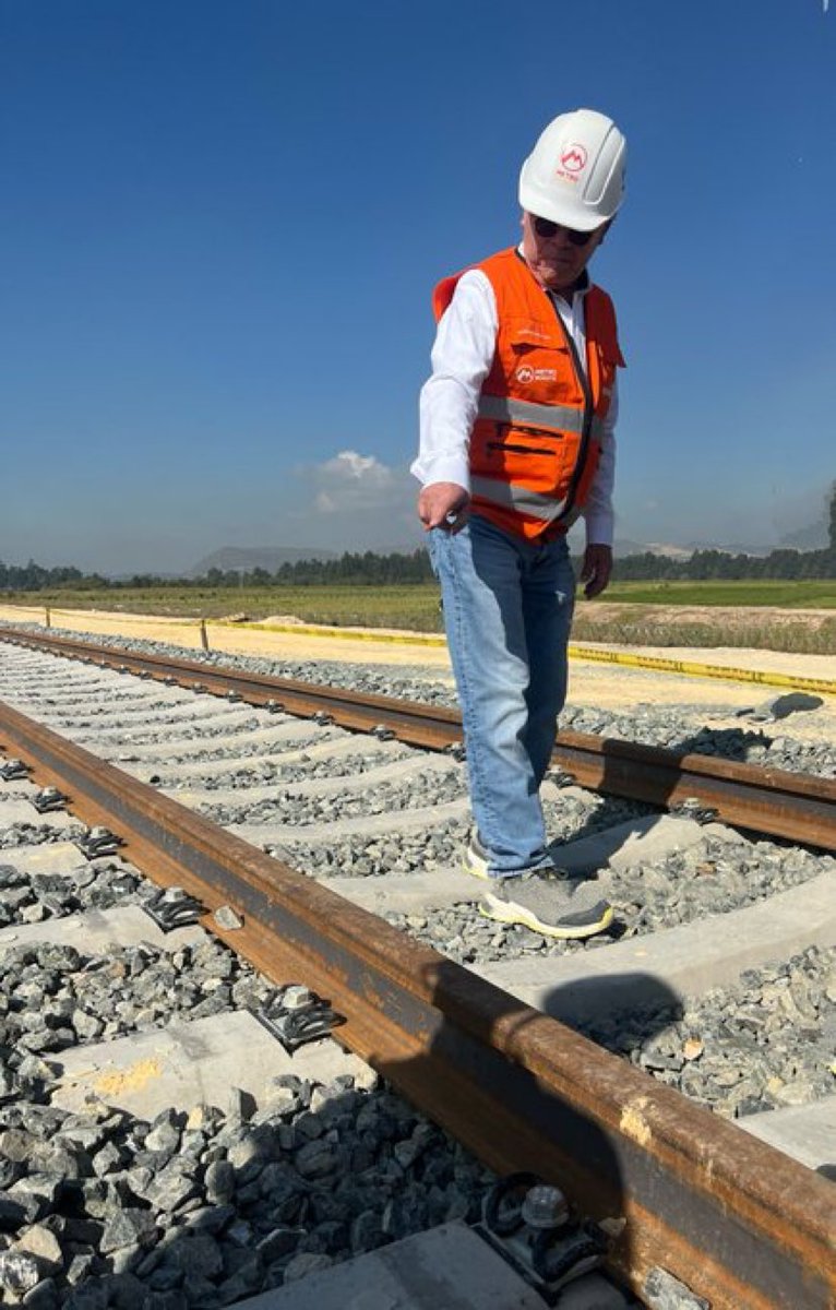 ranoguera's tweet image. ¿Por qué no es noticia que vamos a tener un metro no solo chambón sino con rieles oxidados y no cromados?