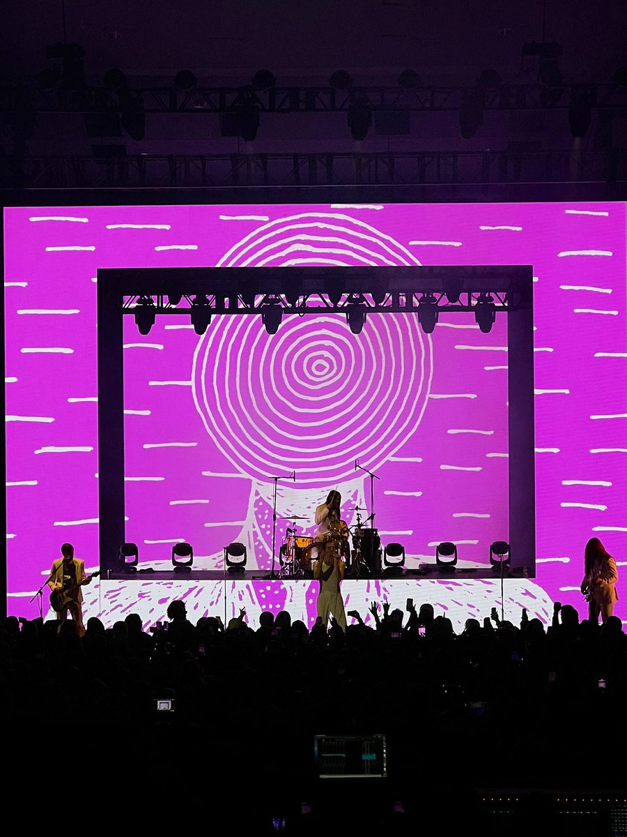 ashley812313's tweet photo. visuals went crazy @themaine https://t.co/C5OZuJ8pNW