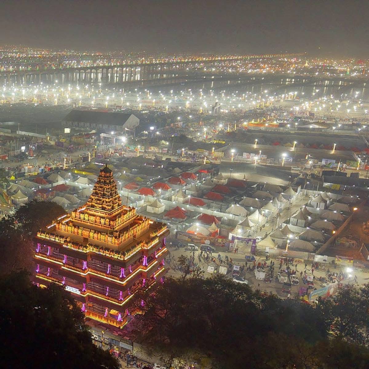 मानो ज़मीन पर सितारों का शहर बस गया हो, तस्वीरों में अद्भुत, अलौकिक, दिव्य….महाकुंभ 

#MahaKumbh2025   #Prayagraj 
#प्रयागराज    #महाकुम्भ