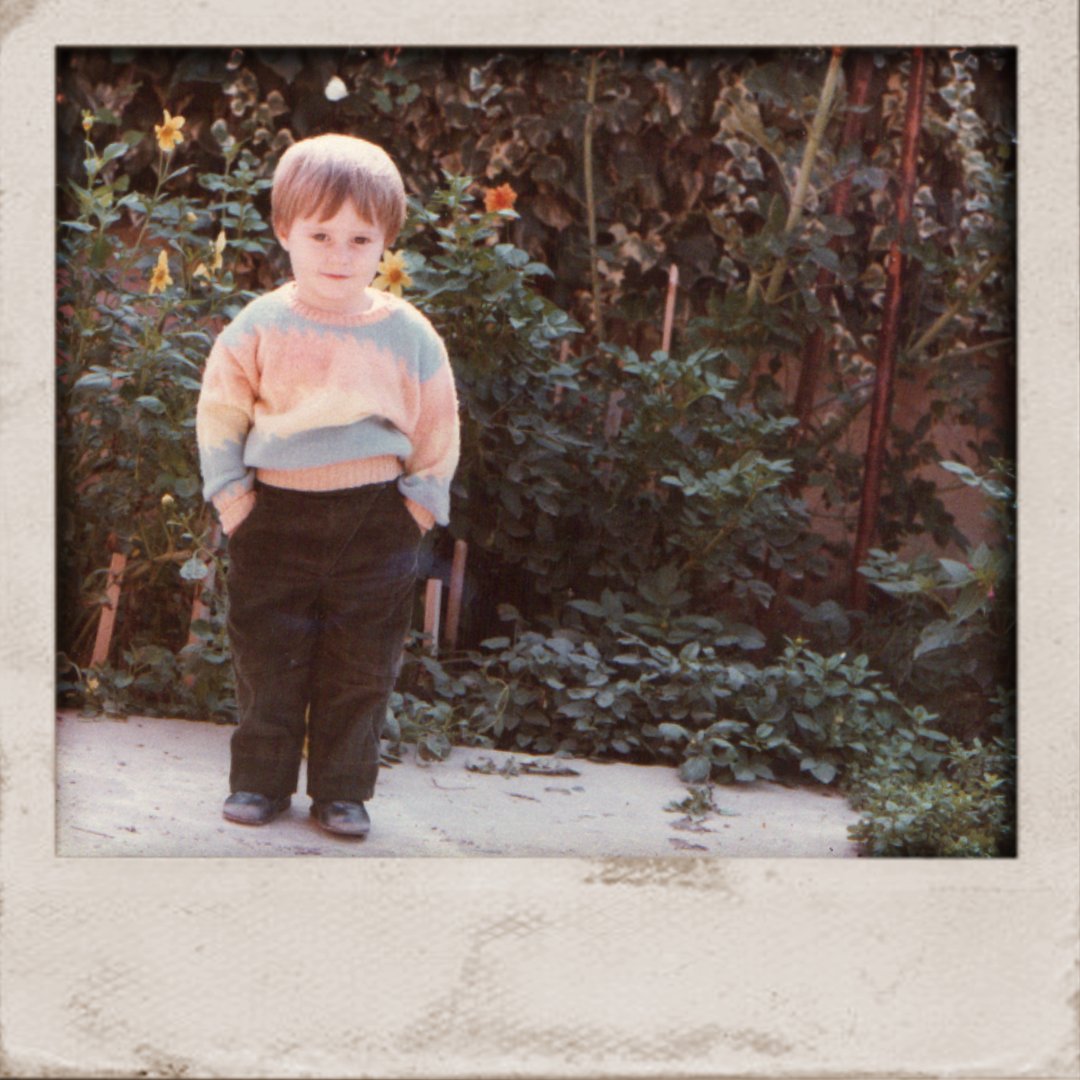 FabioStango's tweet photo. 🐣 Non sono mai andato all’asilo. Mamma diceva che era per i genitori che non hanno tempo di prendersi cura dei figli, ma il vero motivo era un altro: 
✅ Proteggermi dall'influenza "negativa" degli altri bambini che non erano Testimoni di Geova.
#extdg #testimonidigeova https://t.co/YzJ1wrXury