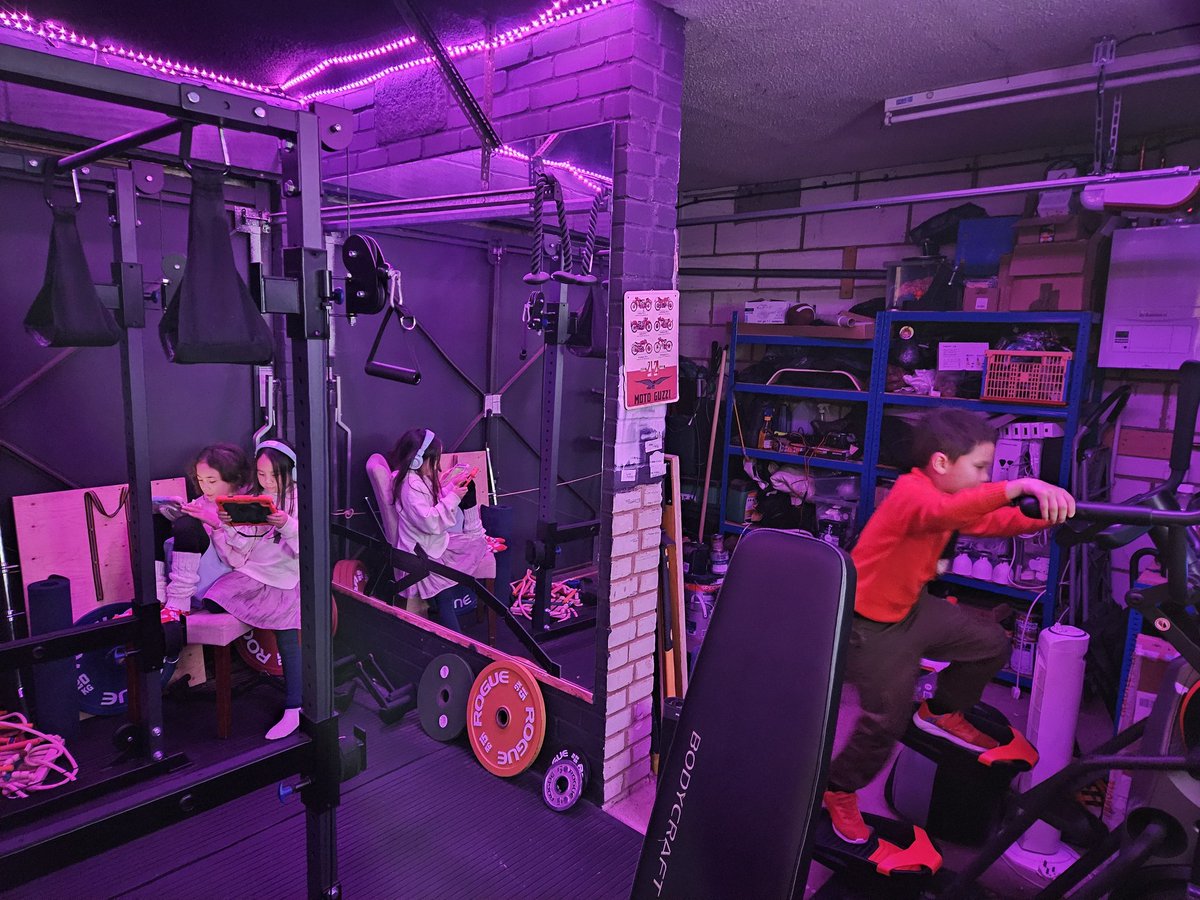 "it's been hard to get back into training regularly"
"Oh? Why's that?"
🤷🏻‍♂️👧🏻👦🏻👧🏻
#dadlife