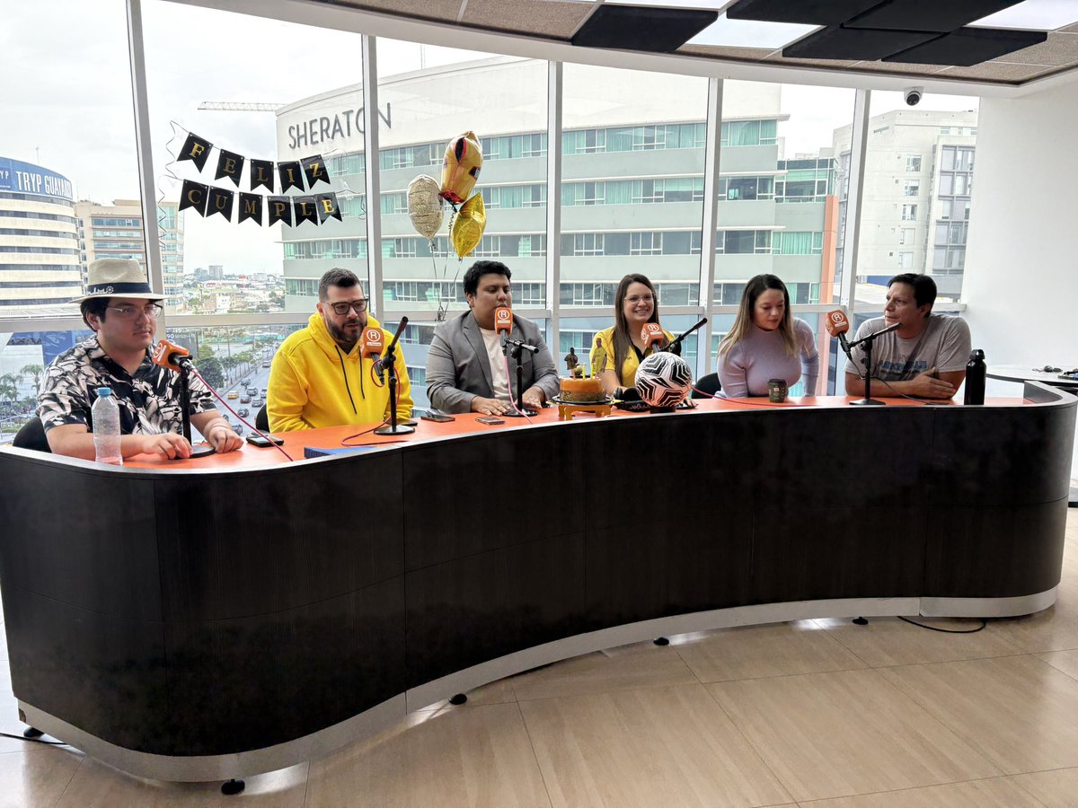 InesitaVC's tweet photo. Gira de medios || En este momento, @drozband en @RedondaTv llevando la energía de #100preInmortal a todos ustedes. 🔥 #Droz https://t.co/K5DEPSZNMj