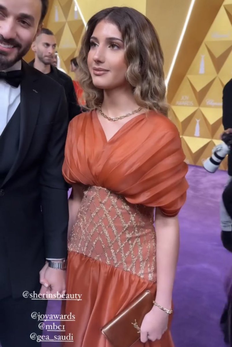 شيرين حسيتك بتطلعين واو بس خيبتي ظني الشعر والمكياج واو بس الفستان لا والف لا اوف مررره 🫣

 #JoyAwards