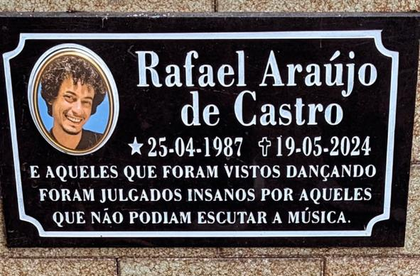 raghness's tweet photo. É Rafa, você era a minha pessoa, ainda sinto muita sua falta e talvez jamais vou superar essa perda.

Lembro que quando eu era criança eu queria ser você, te admirava demais por todas as suas qualidades! Mas fico feliz que você em vida trilhou caminho que sempre quis!

Te amo! https://t.co/EMlMeFFCeP
