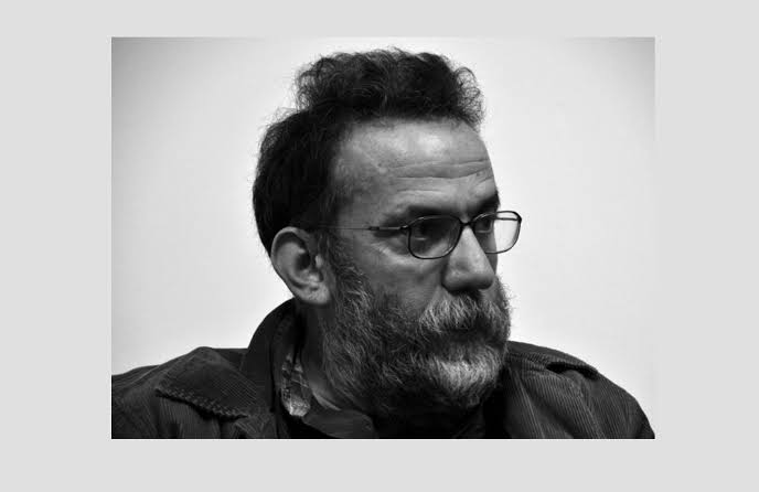 Biri hepimizle gözgöze gibi hala uykusuz,
biri sis içinde kirpiklerine kadar açık,
bu sessizliği kim bıraktıysa, göremiyorum
konuşkan gözlerinde tek sözcük bile,
gözlerimiz birbirine değmiyor gecenin iki şehrinde

Kimsenin kimseye gözü değmiyorsa, şiir niye?

#HaydarErgülen