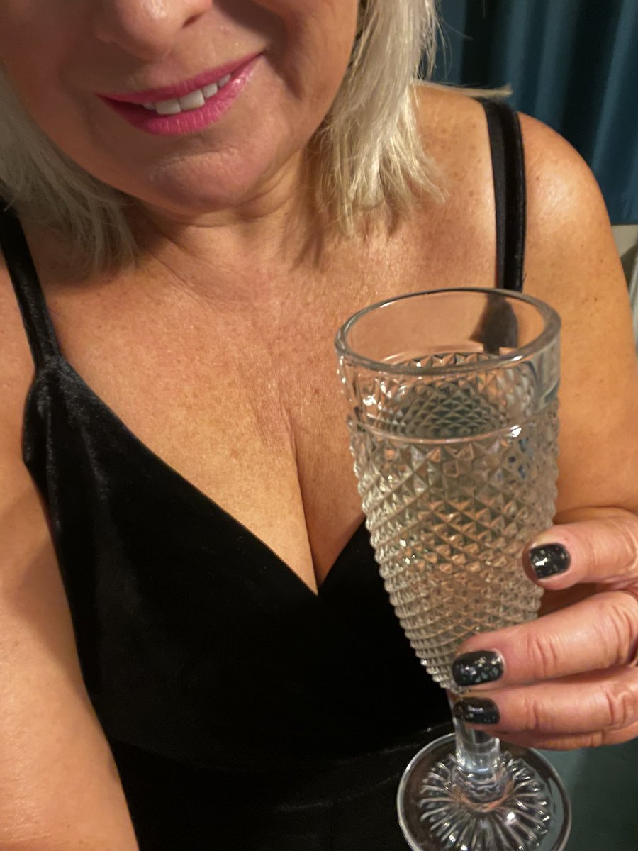 Littlemissswee8's tweet photo. Hey all.. after a crappy start to 2025 .. Iβm ready to let my hair down tonight !!!
.. cheers to you allπ₯πΎ
#freshtan #party#Queenofmyowncastle#smile π https://t.co/zkaO9ILYmi
