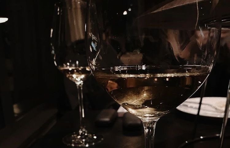 ⠀
когда у неё революция, а ты в обтягивающей футболке. 
⠀