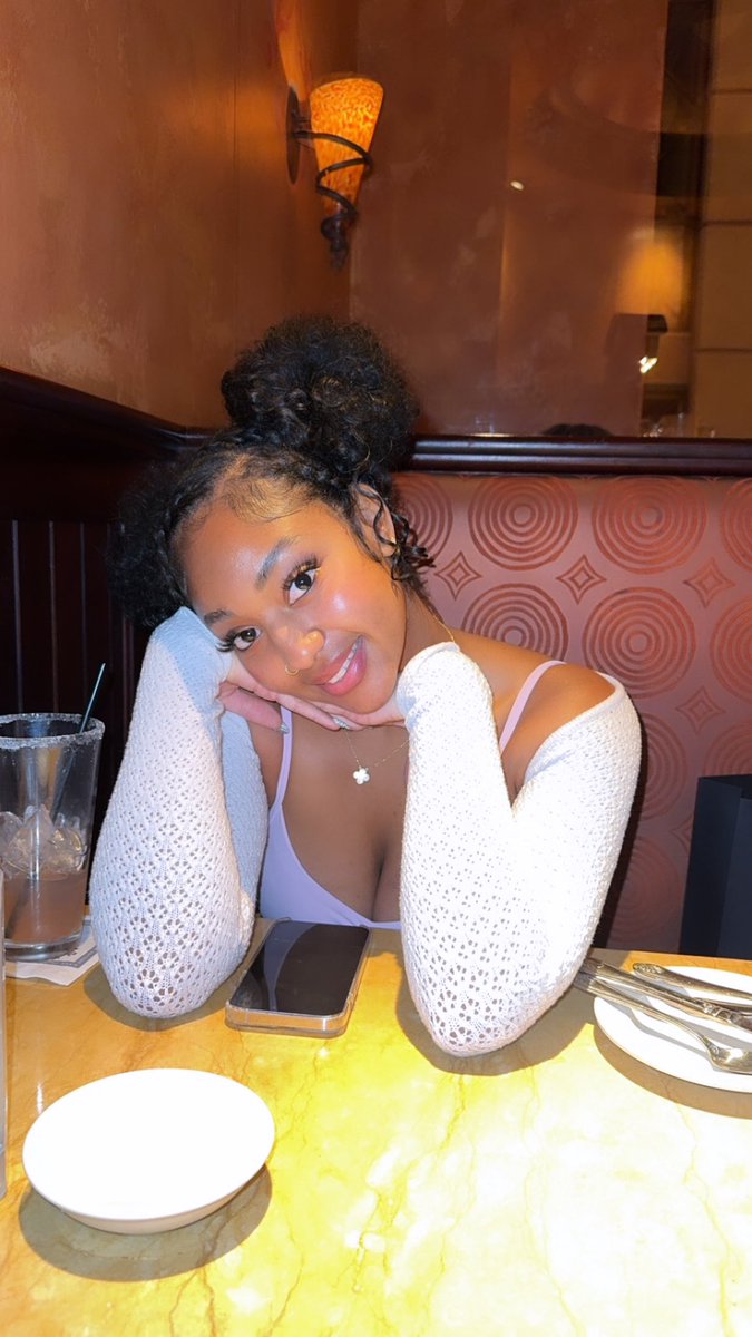 TheJoialexandri's tweet photo. Why you gotta fight with me at Cheesecake you know I love to go there🎶 https://t.co/fLiyv0dlyG