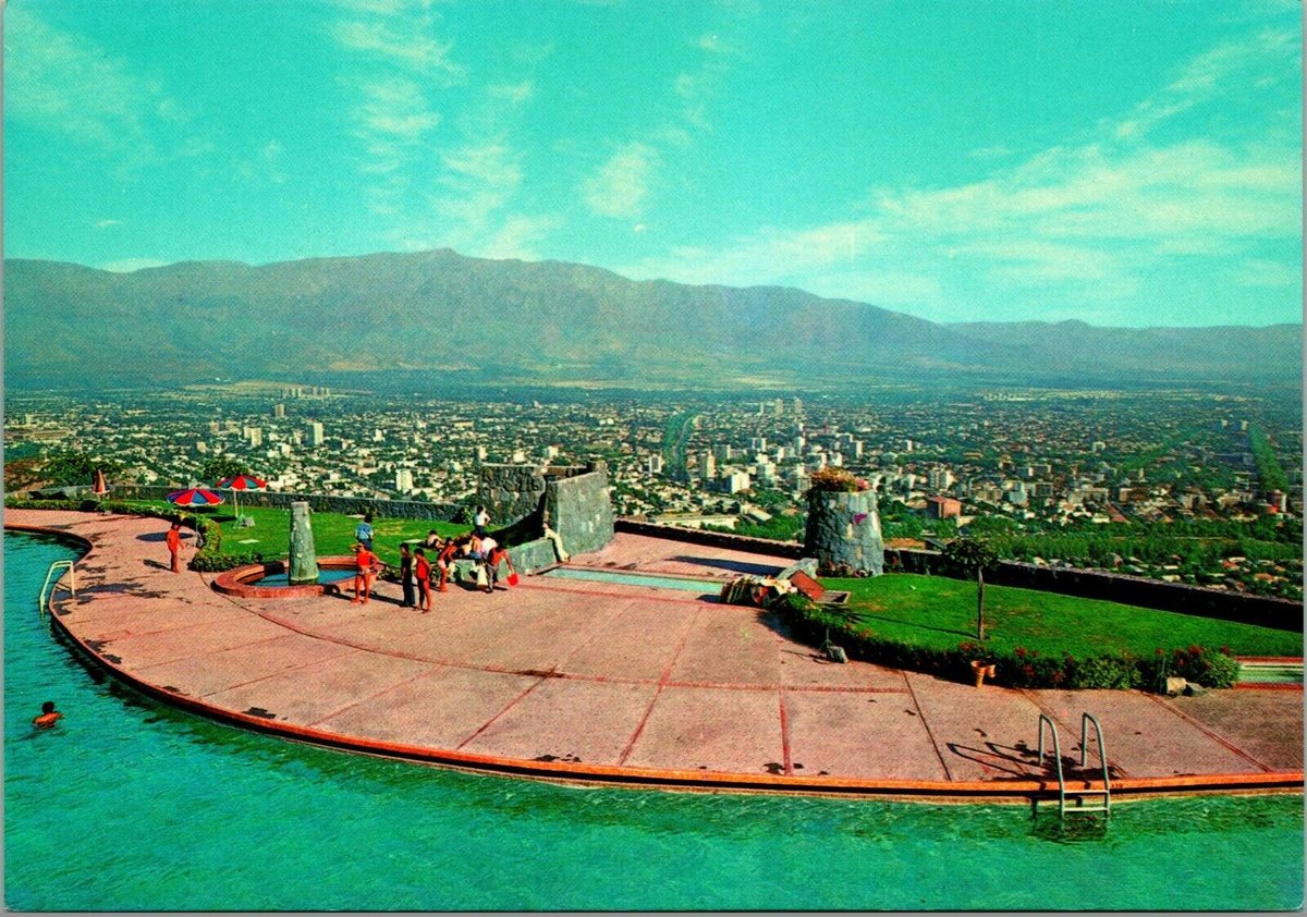 SiFueraAyer's tweet photo. Hermosa postal de la Piscina Antilén, en el @parquemetminvu. Inaugurada el 28 diciembre de 1976. https://t.co/xk2jgo1v7x