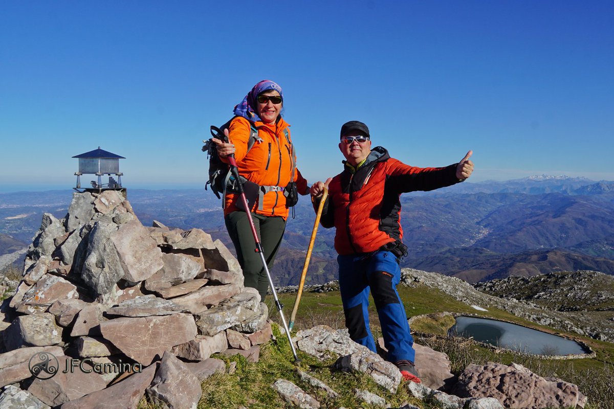 JFCamina's tweet photo. Ayer leímos una recomendación que hoy sería una buen opción ir a tomar el sol al Pico Santiago (1683 m.a.) en la #SierraDelAramo #ParaisoAstur  #Riosa 🌞🌞 La verdad que acertamos de pleno en hacer caso a tan atinada recomendación 👏👏 #Llazarandin #Natura #Senderismo #jfcamina https://t.co/o3sNIBCqK3