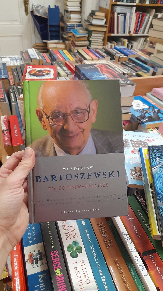TorunskiA's tweet photo. W poniedziałek pokażę co tam nowego przybyło do naszego księgozbioru. Tymczasem polecam działy #biografie #wspomnienia #romanse #powieściobyczajowe . #ToruńskiAntykwariatKsięgarski #bookstagram #książki #toruń #antykwariat #księgarnia #ToruńskiAntykwariat #AntykwariatKsięgarski https://t.co/JIGd3MjzrN