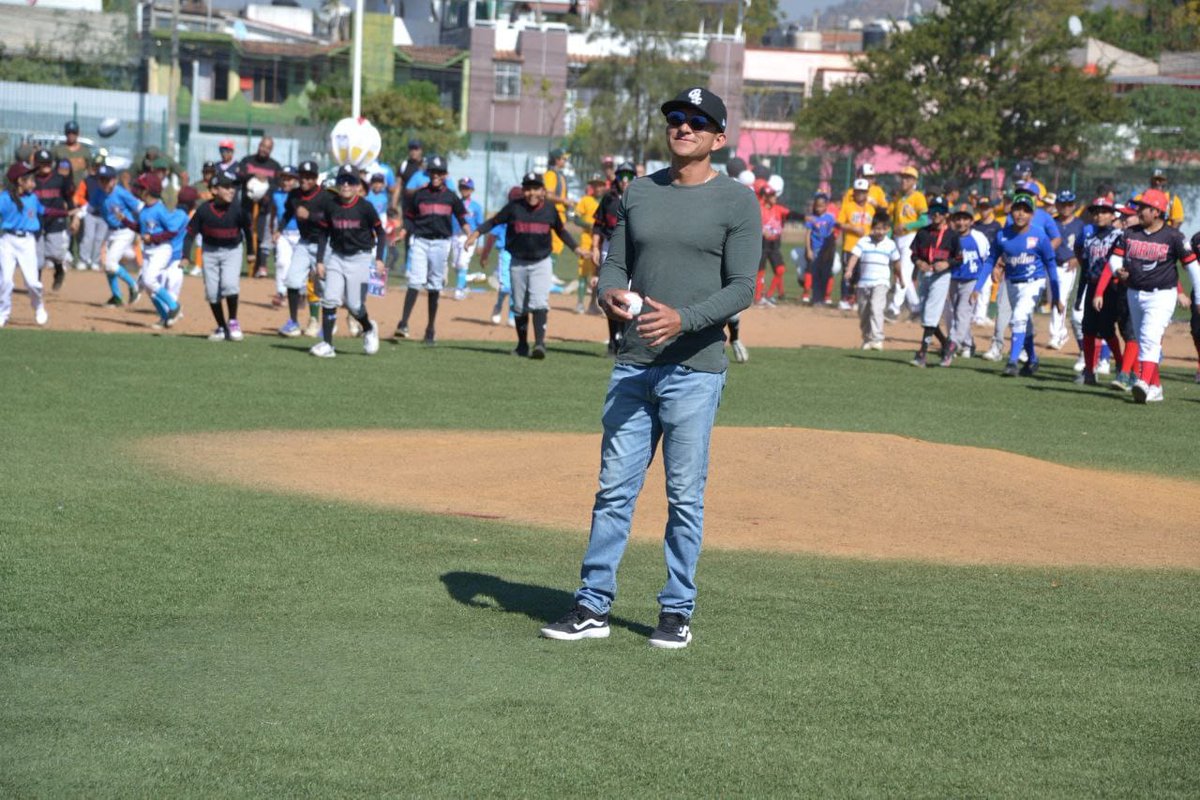 Territorioscore's tweet photo. Jugador insignia con la organización de Guerreros de Oaxaca, el pelotero Jaime Brena Nuñez fue reconocido por la Liga de Beisbol Infantil y Juvenil Monte Albán en el marco de la apertura de su torneo. https://t.co/Xf2YEXSspL
