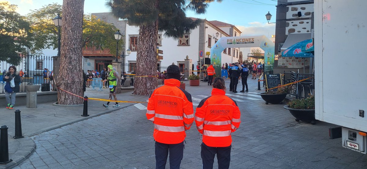El día de hoy nos desplazamos hasta el pueblo de Tunte, donde llevado a cabo la dirección técnica y desplegado nuestro equipo de rescate en montaña en la Pilancones Tunte Trail.
Hasta la zona desplazamos un VIR 4X4, un vehículo de logística y personal técnico en el PMA
#Gesemecri