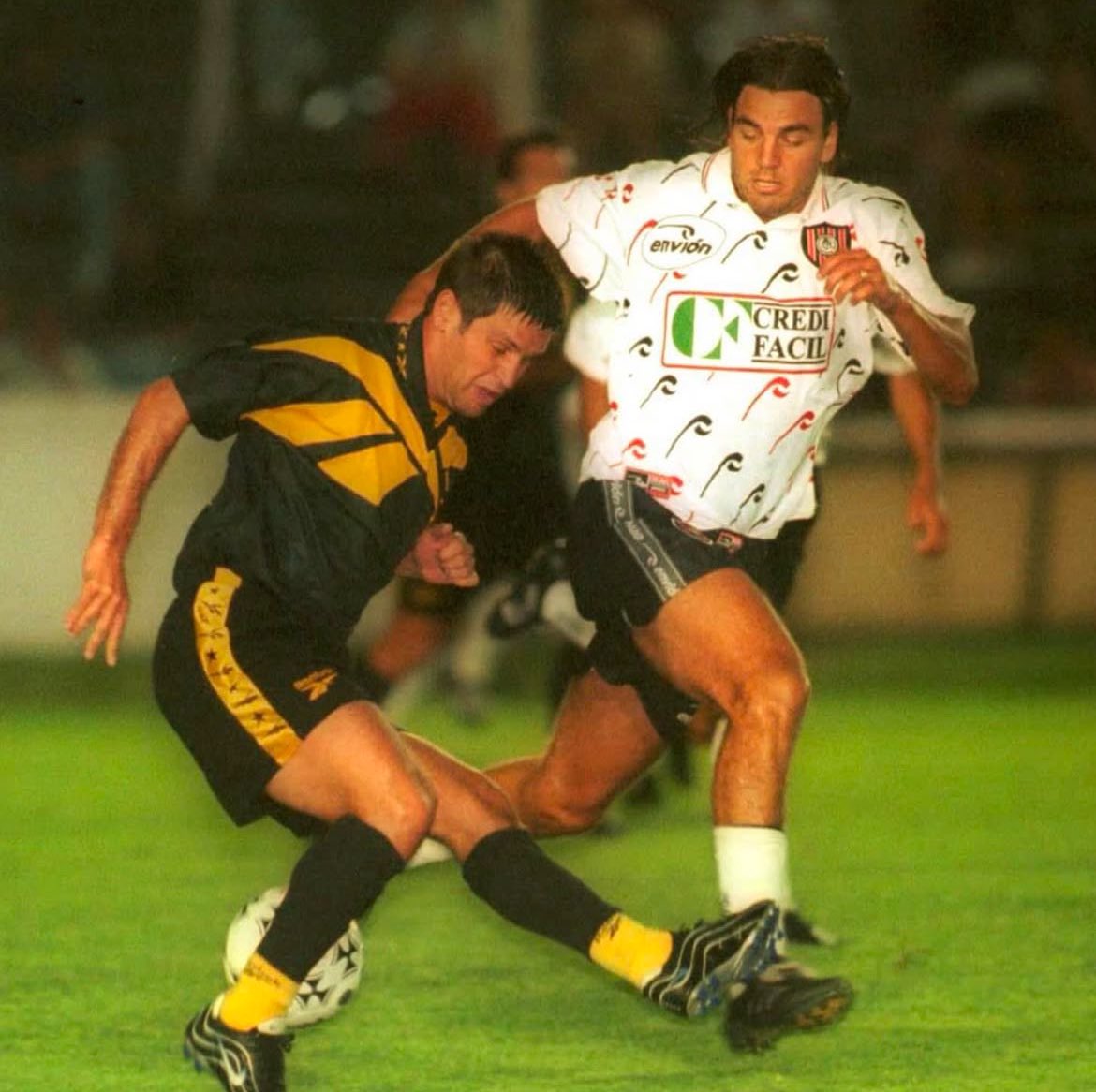 RodrigoQta's tweet photo. ⚽️🇨🇱 Aprovechando que #Reebook volvió al fútbol chileno con #UEspañola Inolvidable el diseño noventero que metió la marca por algunos años. Invasivo, pero inolvidable para una generación hasta que la FIFA puso 🚫
¿Tuvieron una camiseta con este modelo? 👇🏻 https://t.co/S5R4UylUBJ