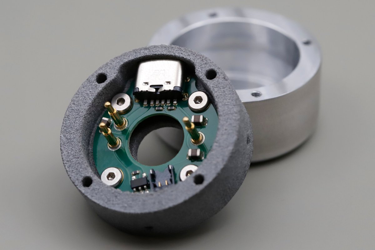 First board assembled. 😇
Also decided to get the housing 3D-printed, rather than trying to mill it myself, for the time being.