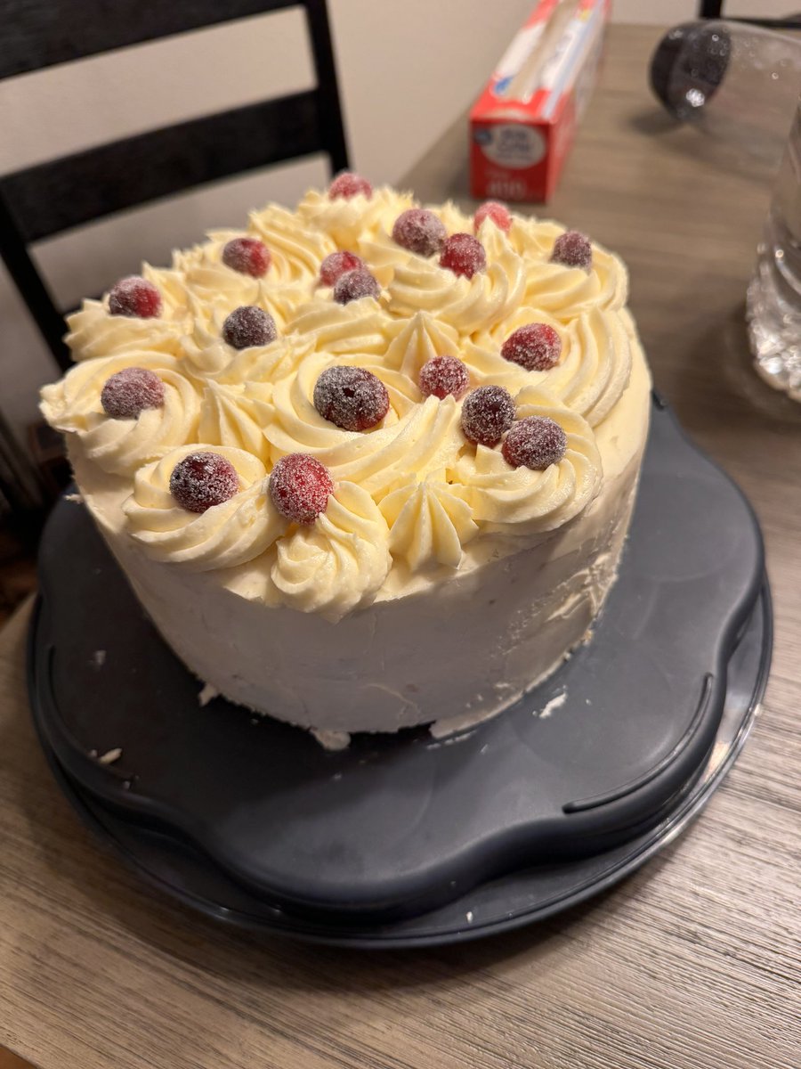 fiddlerbrett's tweet image. Forgot to share this from awhile ago, but to show off the homemade vanilla extract I made, here’s a white cake with vanilla frosting, filled with a cranberry-orange curd and topped with sugared cranberries.

#BakingTwitter