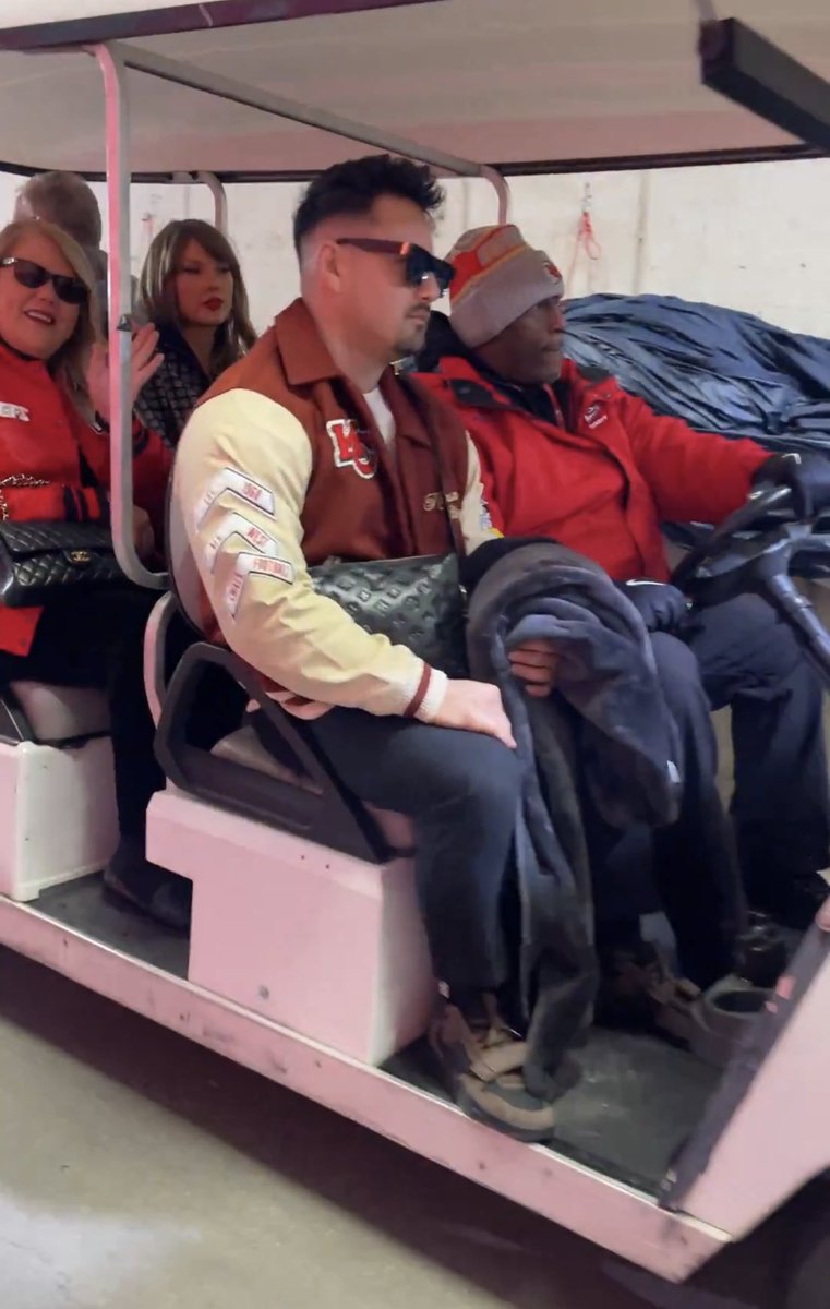 analiaogs's tweet image. taylor’s WHOLE family wearing chiefs jackets EVEN her security guy 😭 they love travis so much omg