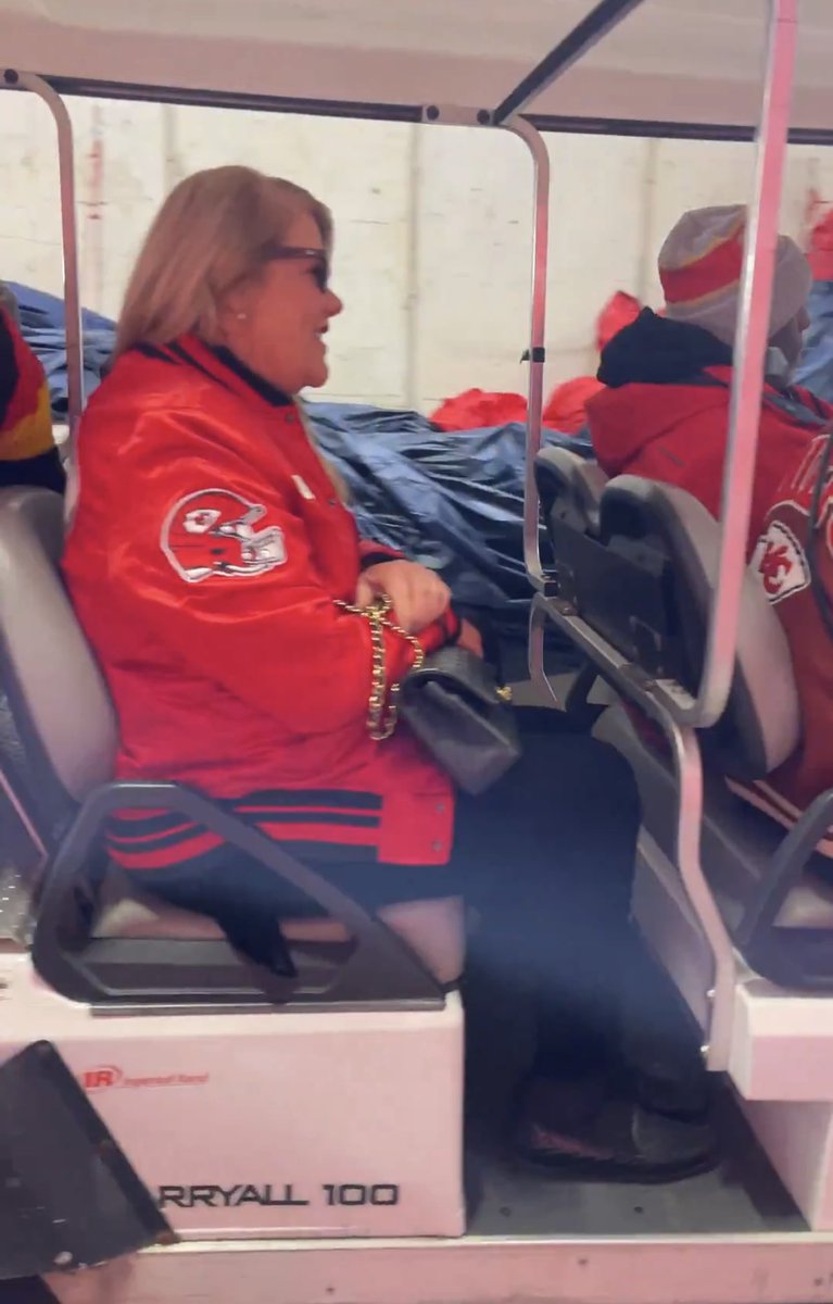 analiaogs's tweet image. taylor’s WHOLE family wearing chiefs jackets EVEN her security guy 😭 they love travis so much omg