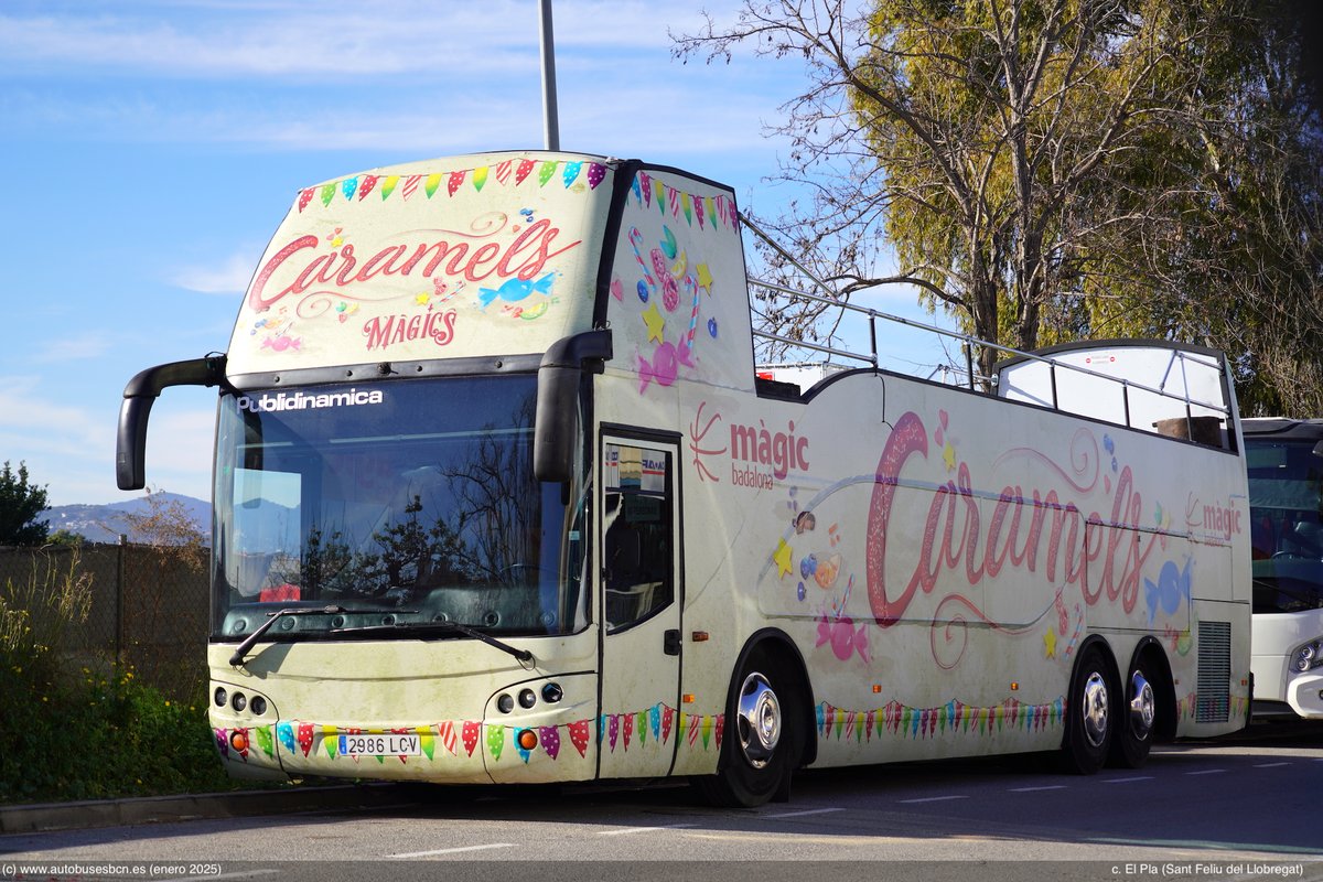 AutobusesBCN's tweet photo. Os pedimos ayuda, hemos encontrado este autobús de #CabalgataDeReyes ? en la calle Pla de Sant Feliu del Ll. ¿De quién es y dónde se ha utilizado? ¿Es un  #BusTuristic reconvertido? https://t.co/PRyNesMqEp