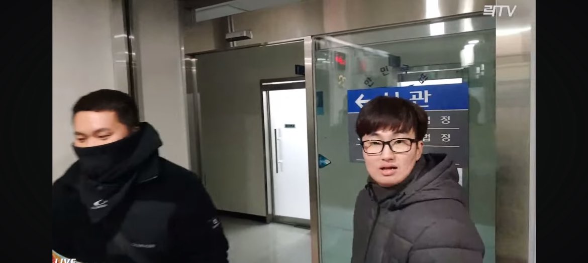 잘찍혔네 너
최소 건조물침입죄겠네 최~~소
