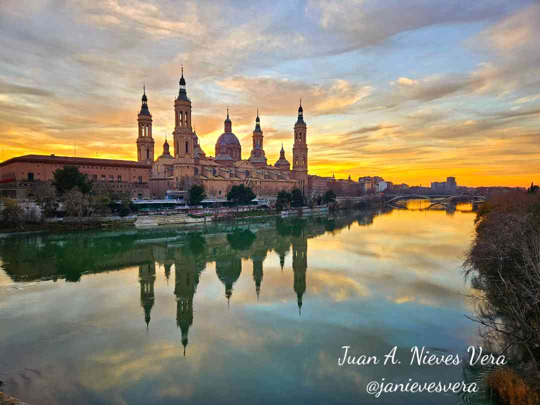 janievesvera's tweet photo. Atardecer a la vera del río Ebro
#Ebro #Zaragoza #Aragón #atardecer #sunset #viajes #photographer #photocolor #fotografíaencolor #fotocolor #cityphotography #landscape #citylandscape #paisajeurbano https://t.co/OkJ5fKAtMF